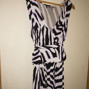 Jennifer Lopez ,v neck , Sleeveless  dress.